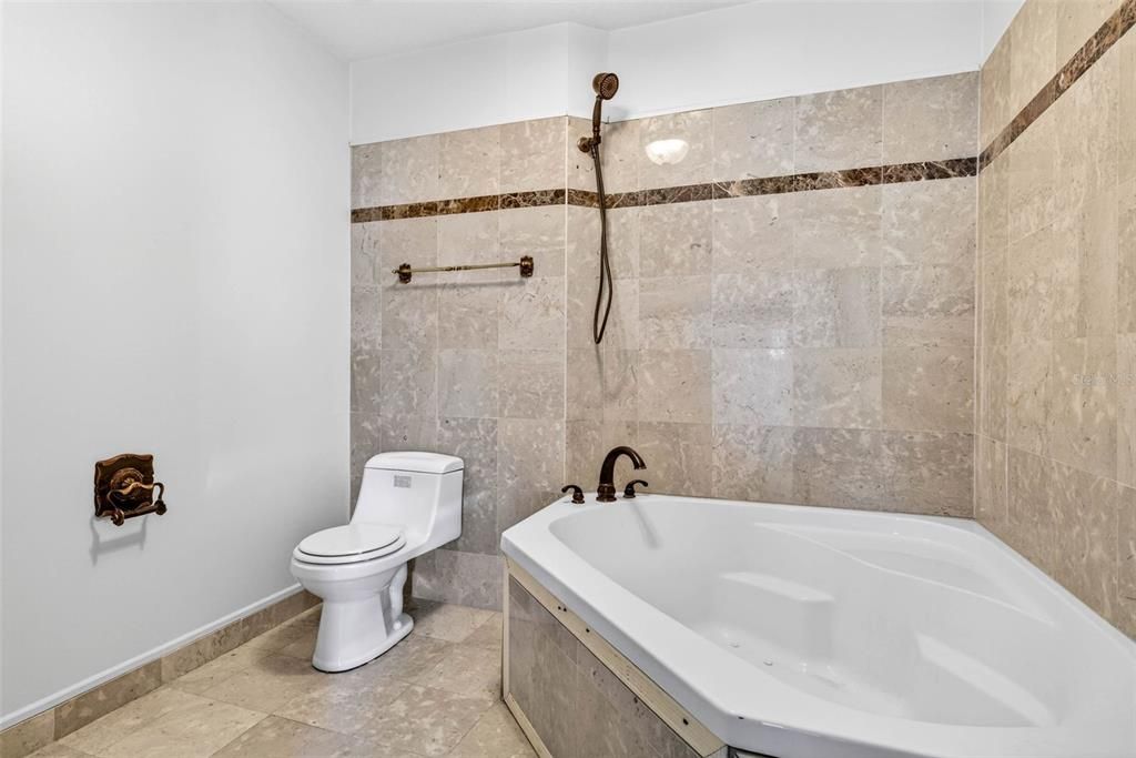 Activo con contrato: $625,000 (3 camas, 3 baños, 3636 Pies cuadrados)