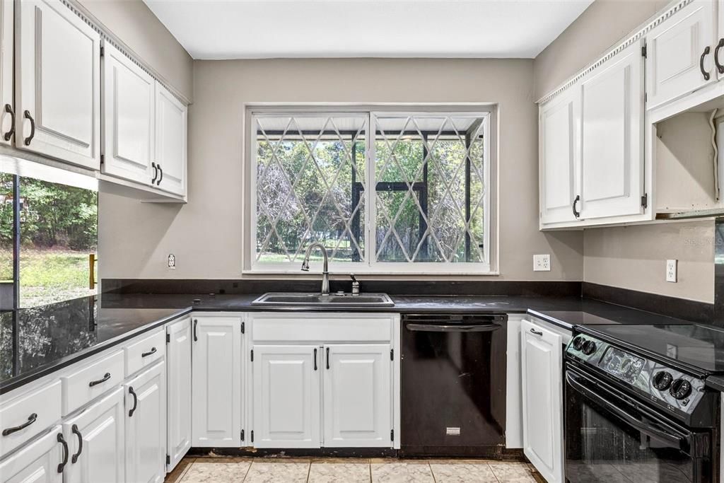 Activo con contrato: $625,000 (3 camas, 3 baños, 3636 Pies cuadrados)