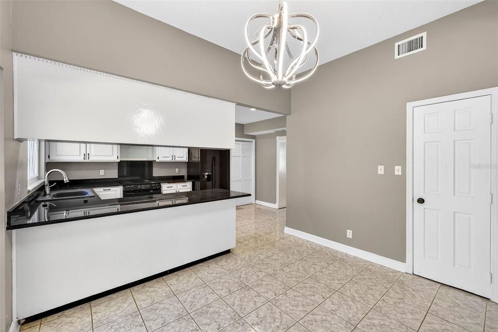 Activo con contrato: $625,000 (3 camas, 3 baños, 3636 Pies cuadrados)