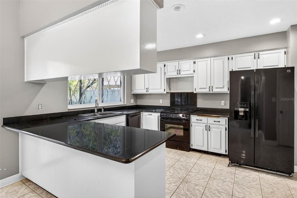 Activo con contrato: $625,000 (3 camas, 3 baños, 3636 Pies cuadrados)