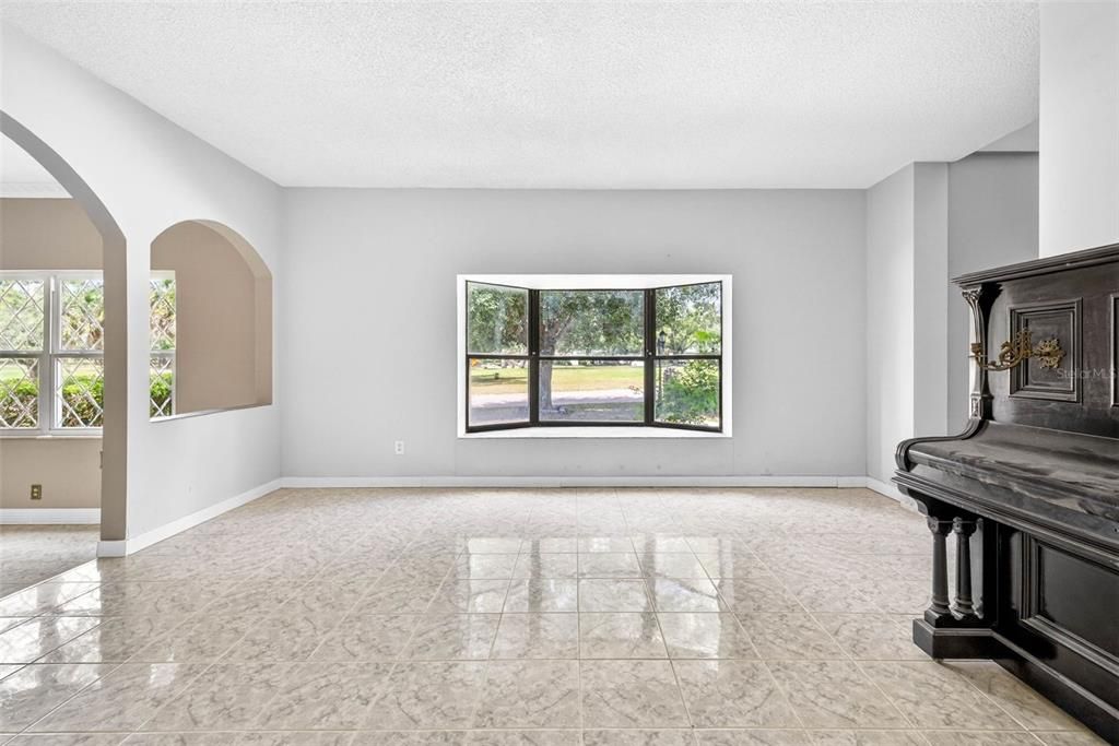 Activo con contrato: $625,000 (3 camas, 3 baños, 3636 Pies cuadrados)