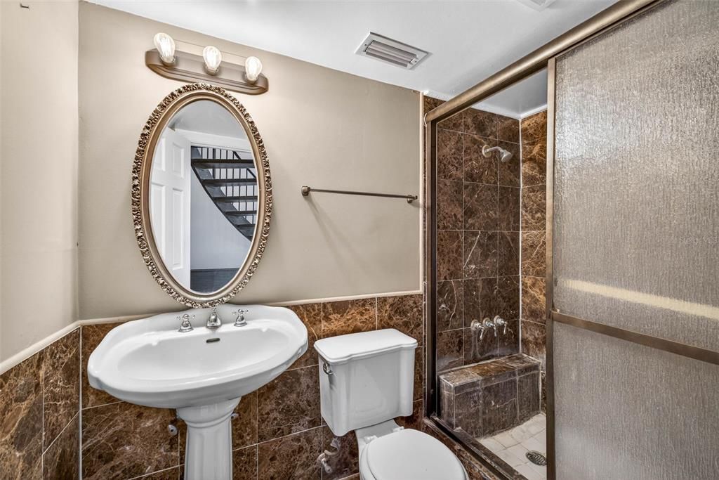 Activo con contrato: $625,000 (3 camas, 3 baños, 3636 Pies cuadrados)