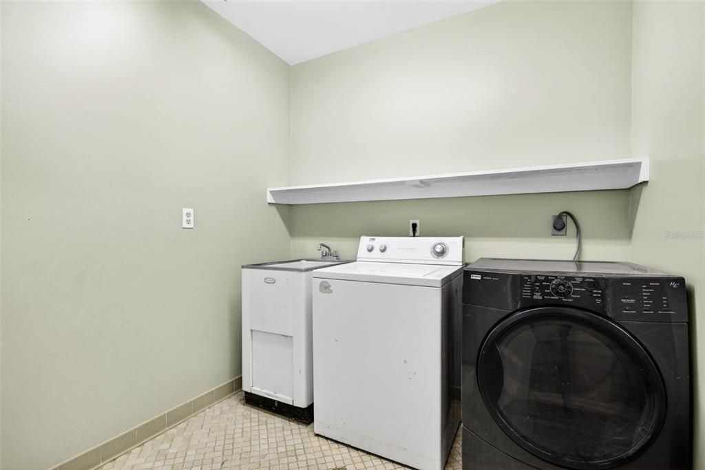Activo con contrato: $625,000 (3 camas, 3 baños, 3636 Pies cuadrados)