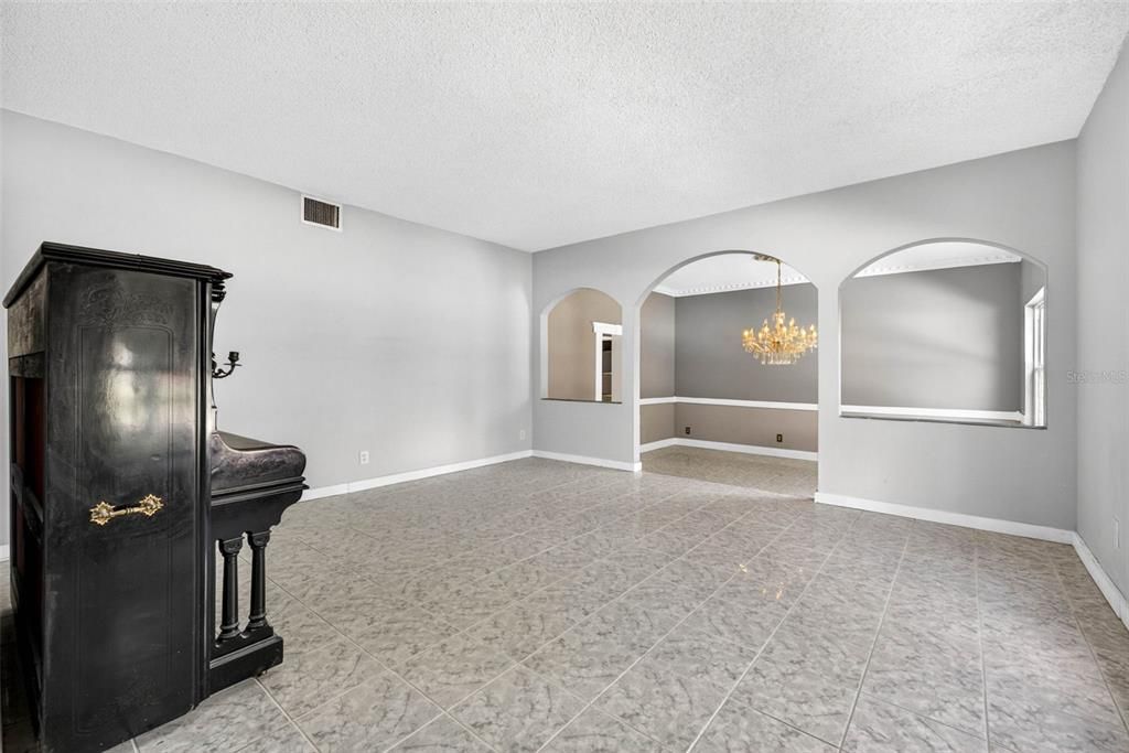 Activo con contrato: $625,000 (3 camas, 3 baños, 3636 Pies cuadrados)
