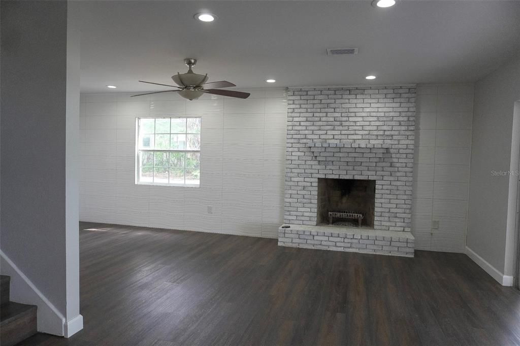 Active With Contract: $389,000 (3 beds, 2 baths, 2032 Square Feet)