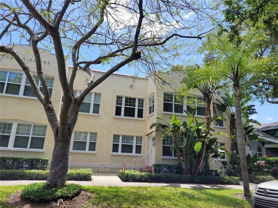 Active With Contract: $2,900 (2 beds, 2 baths, 1032 Square Feet)