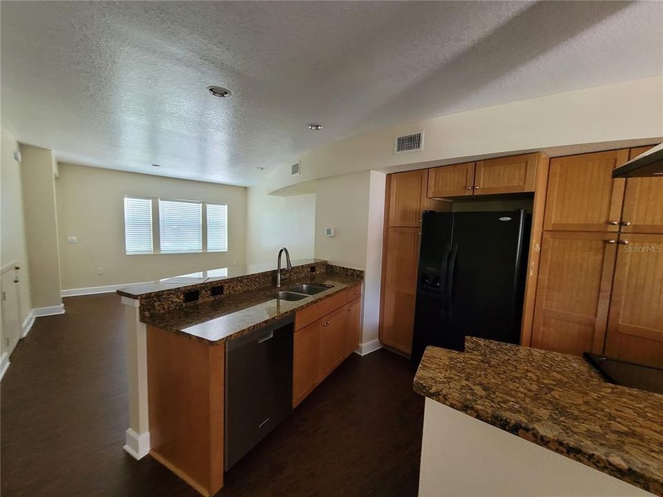 Active With Contract: $2,900 (2 beds, 2 baths, 1032 Square Feet)