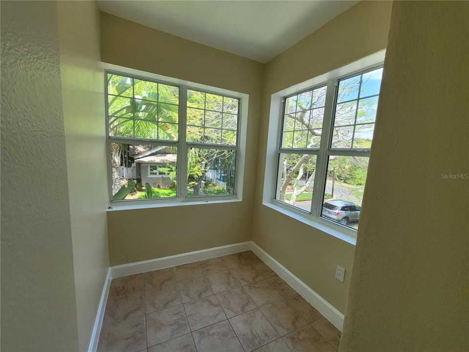 Active With Contract: $2,900 (2 beds, 2 baths, 1032 Square Feet)
