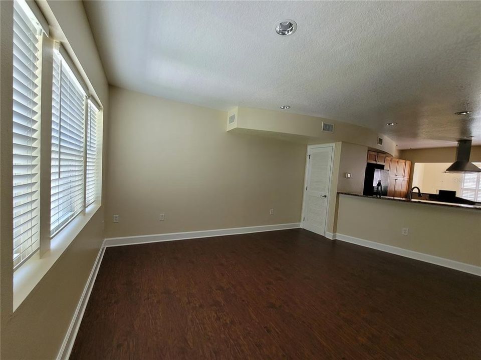 Active With Contract: $2,900 (2 beds, 2 baths, 1032 Square Feet)