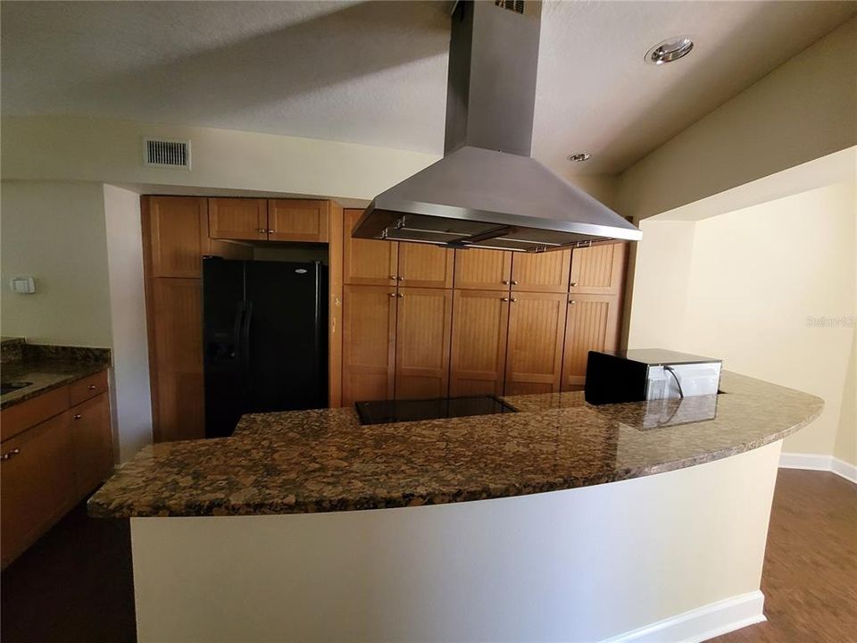 Active With Contract: $2,900 (2 beds, 2 baths, 1032 Square Feet)