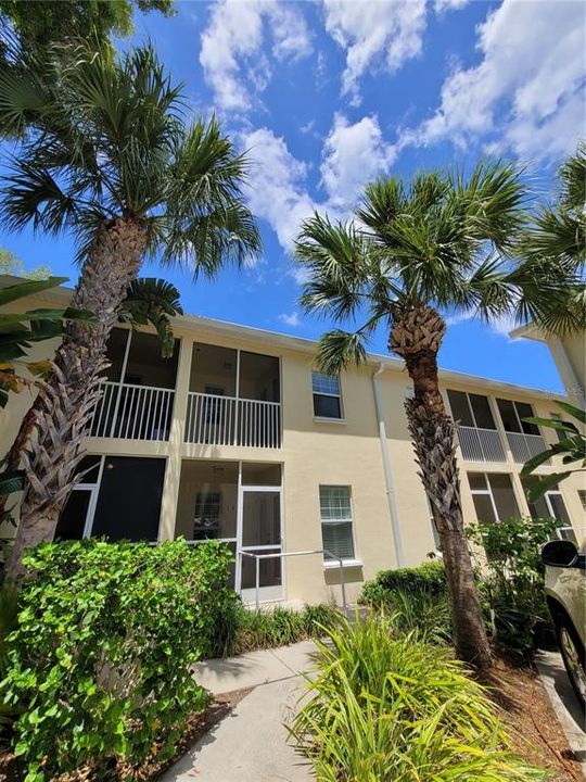 Active With Contract: $2,900 (2 beds, 2 baths, 1032 Square Feet)