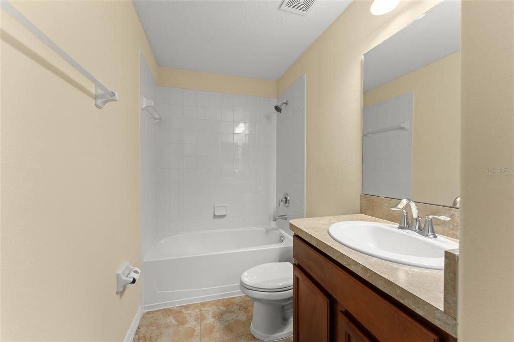 Activo con contrato: $239,900 (2 camas, 2 baños, 1564 Pies cuadrados)