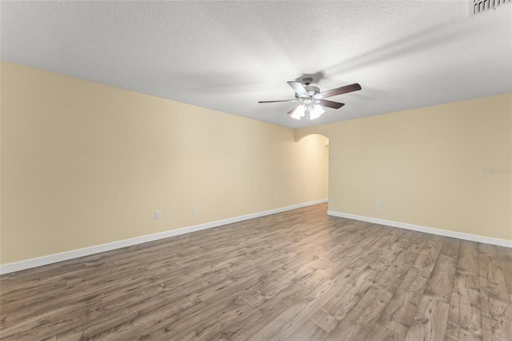 Activo con contrato: $239,900 (2 camas, 2 baños, 1564 Pies cuadrados)
