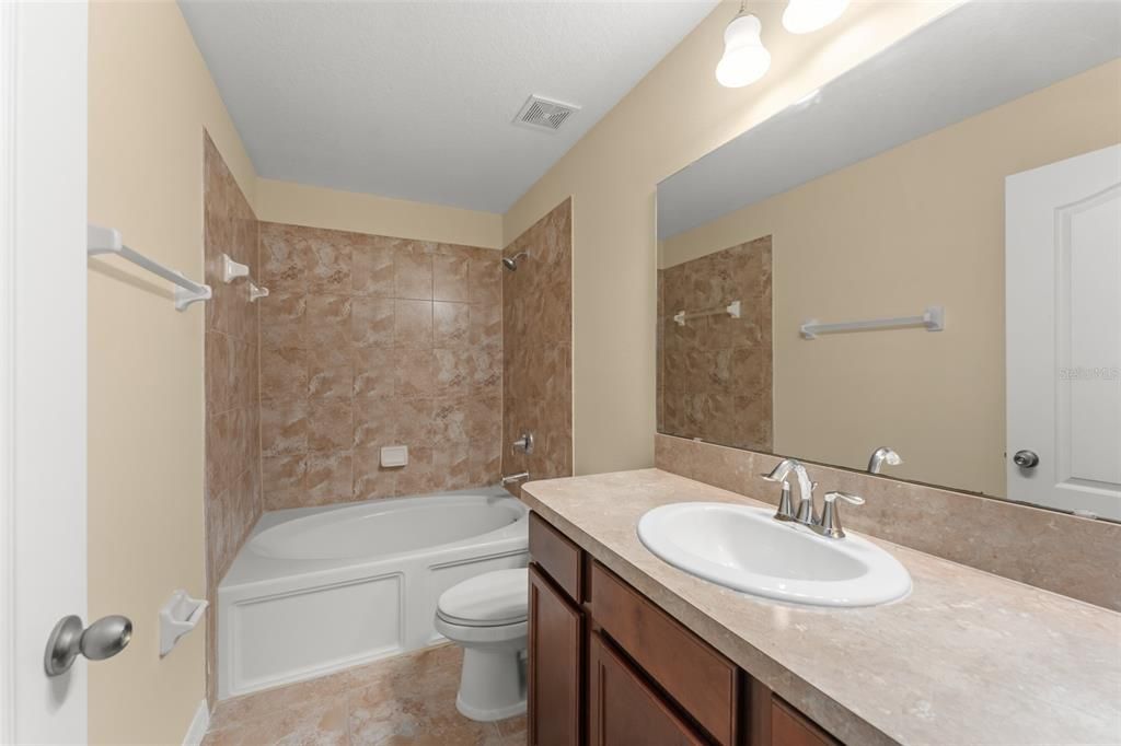 Activo con contrato: $239,900 (2 camas, 2 baños, 1564 Pies cuadrados)