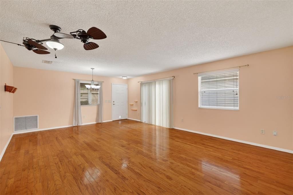 For Sale: $229,000 (2 beds, 2 baths, 1163 Square Feet)