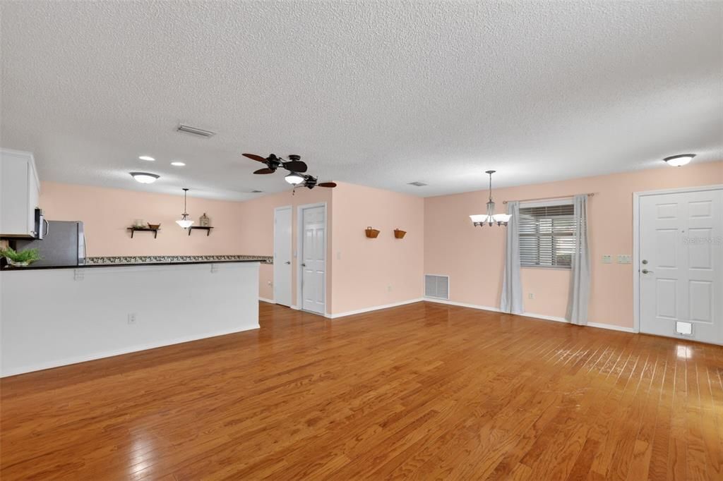 For Sale: $229,000 (2 beds, 2 baths, 1163 Square Feet)