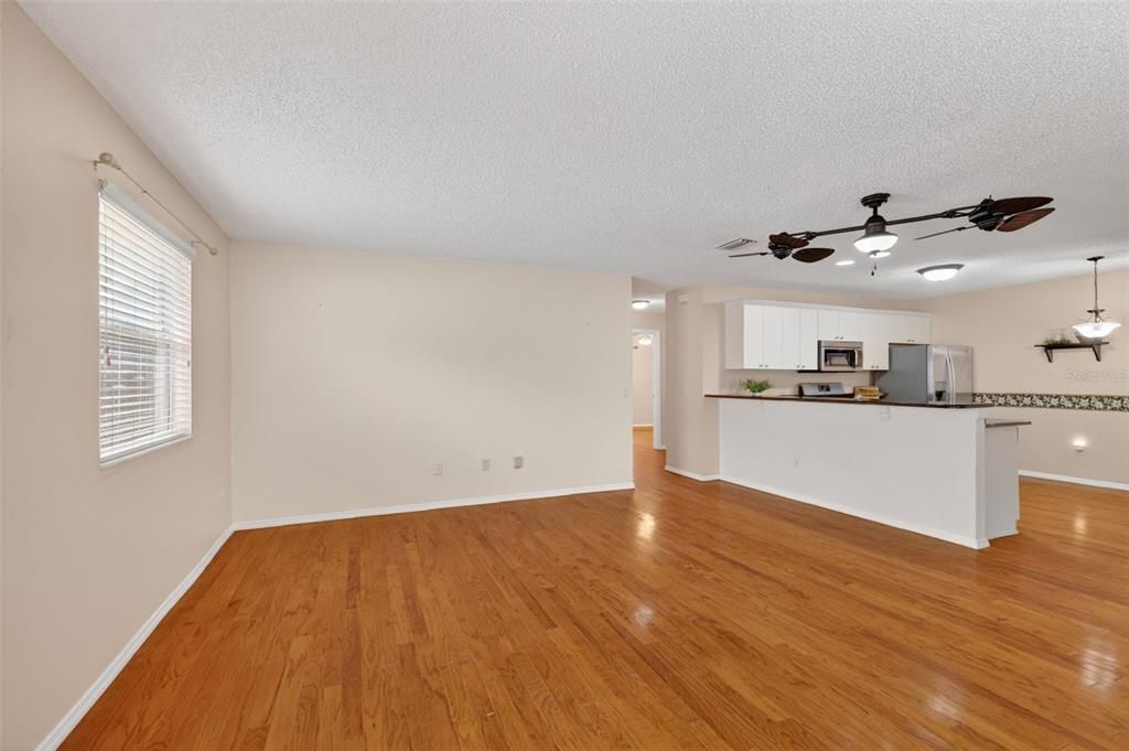 For Sale: $229,000 (2 beds, 2 baths, 1163 Square Feet)