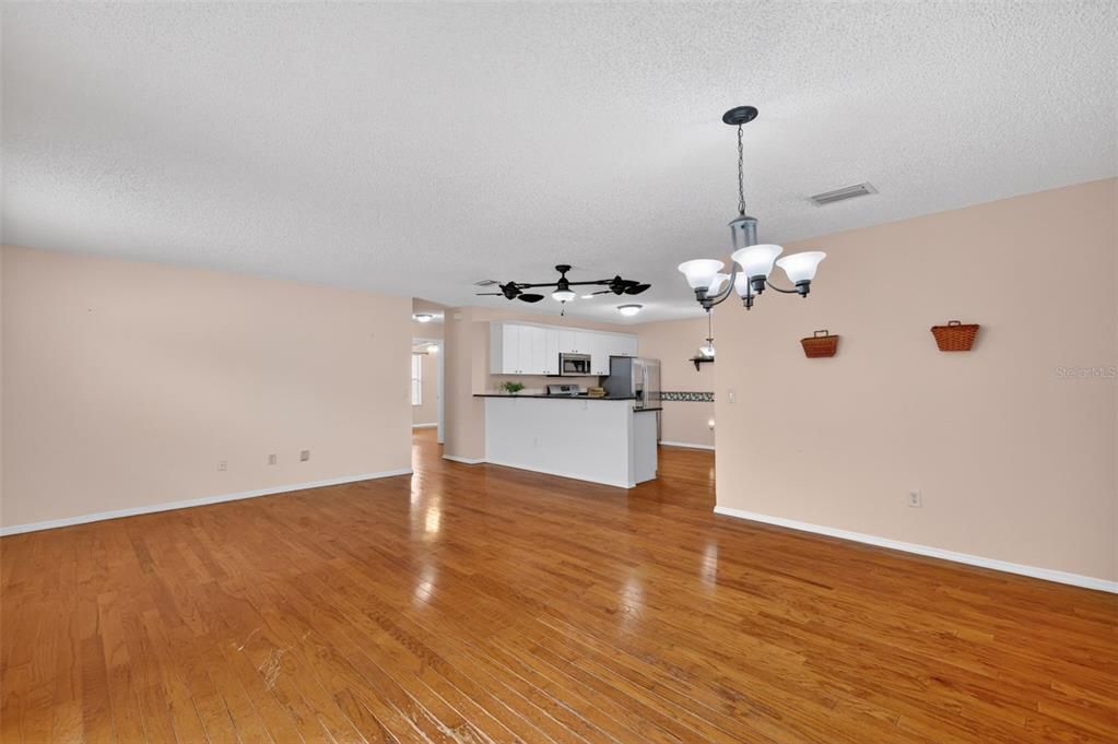 For Sale: $229,000 (2 beds, 2 baths, 1163 Square Feet)