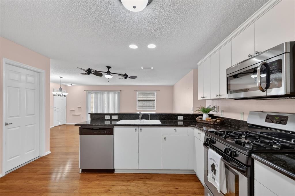 For Sale: $229,000 (2 beds, 2 baths, 1163 Square Feet)