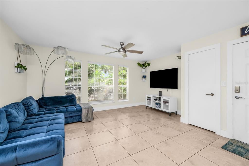 Active With Contract: $285,000 (2 beds, 2 baths, 948 Square Feet)