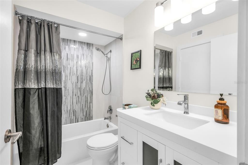 Active With Contract: $285,000 (2 beds, 2 baths, 948 Square Feet)