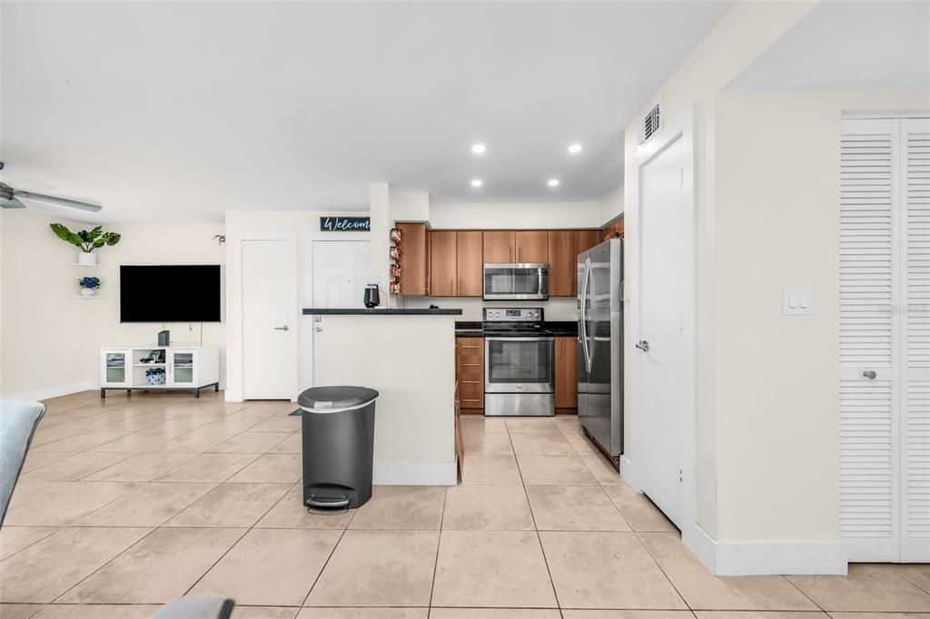 Active With Contract: $285,000 (2 beds, 2 baths, 948 Square Feet)