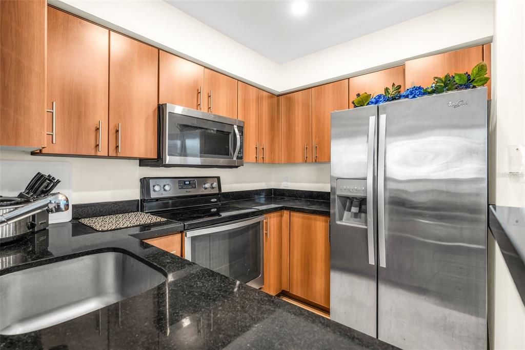 Active With Contract: $285,000 (2 beds, 2 baths, 948 Square Feet)