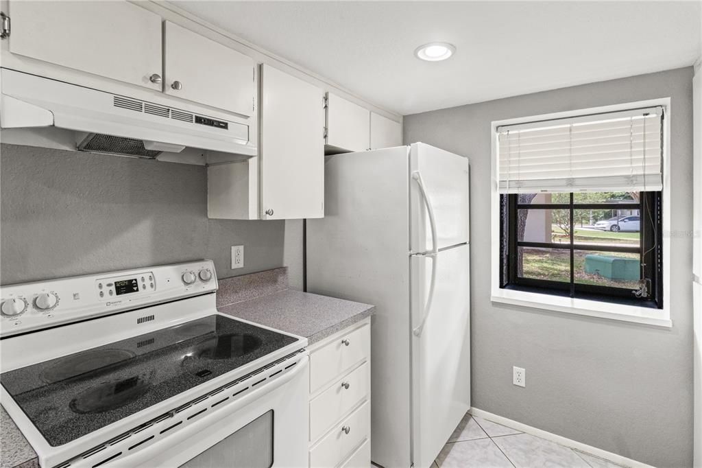 Active With Contract: $194,999 (2 beds, 2 baths, 945 Square Feet)
