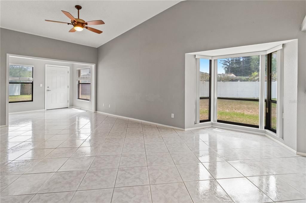 Active With Contract: $194,999 (2 beds, 2 baths, 945 Square Feet)