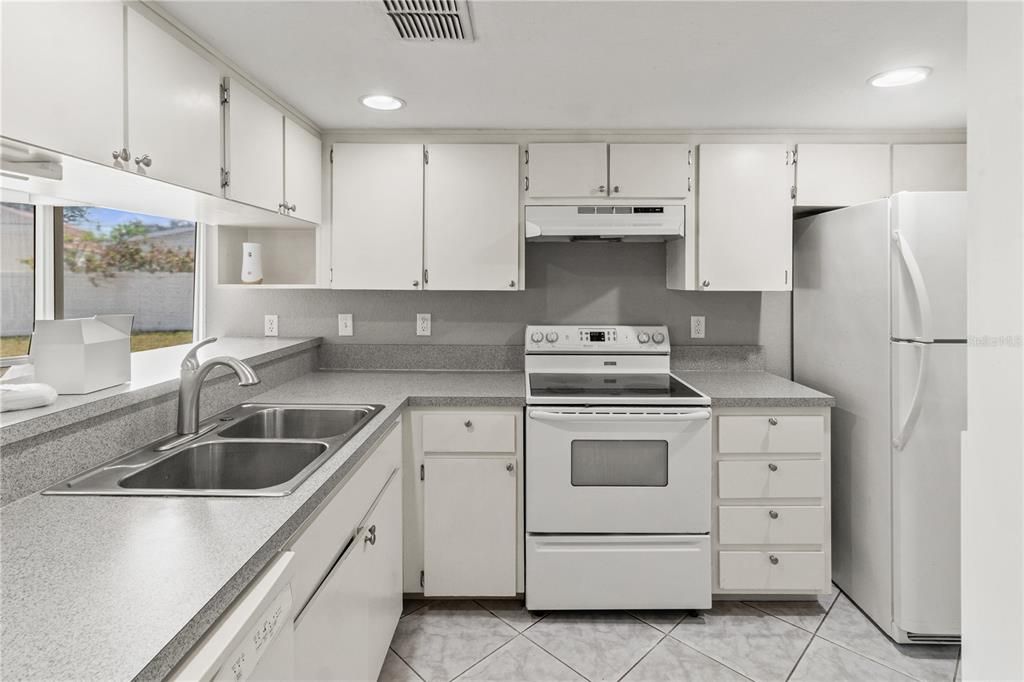 Active With Contract: $194,999 (2 beds, 2 baths, 945 Square Feet)