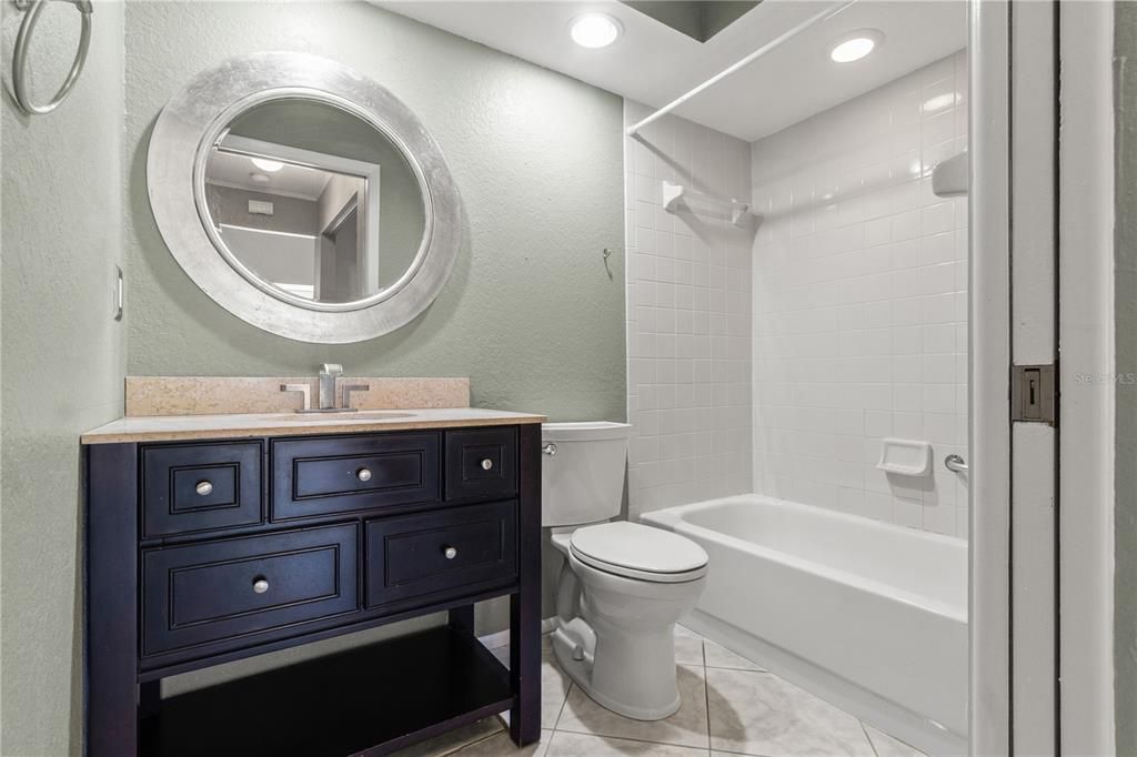 Active With Contract: $194,999 (2 beds, 2 baths, 945 Square Feet)