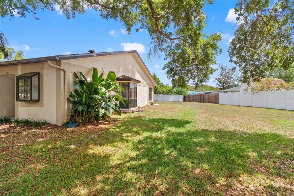 Active With Contract: $194,999 (2 beds, 2 baths, 945 Square Feet)