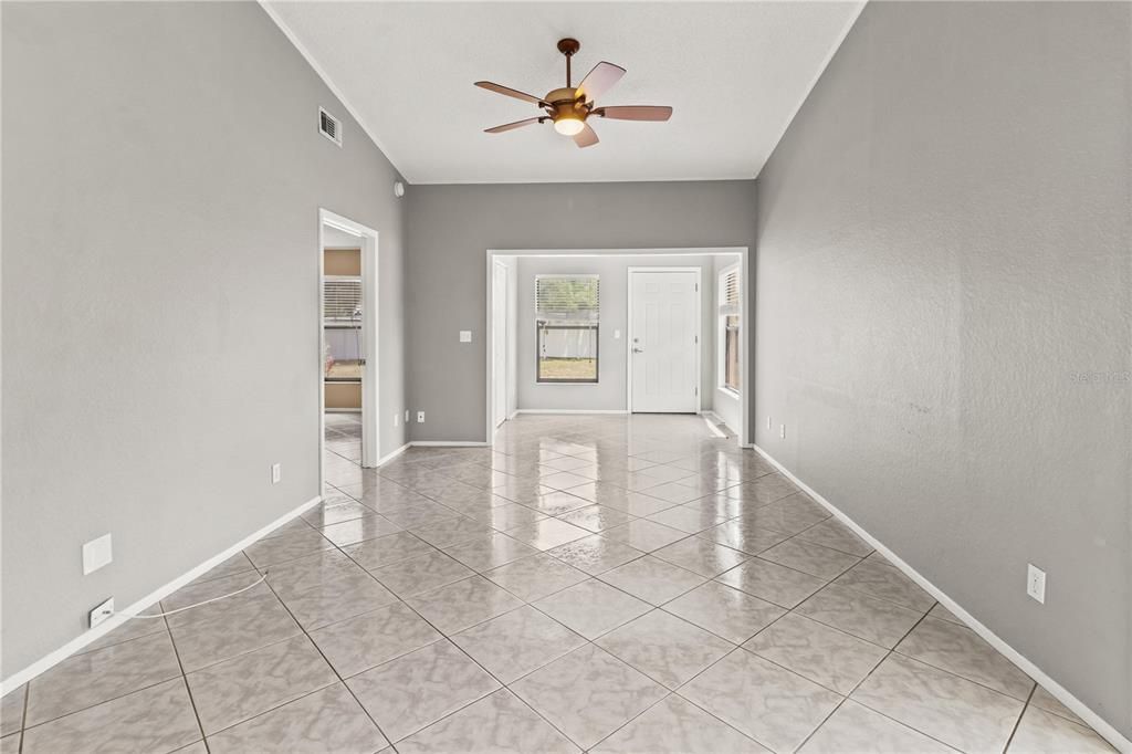 Active With Contract: $194,999 (2 beds, 2 baths, 945 Square Feet)