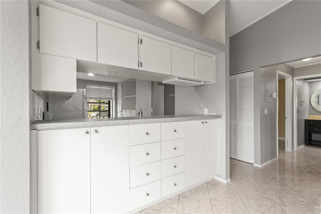 Active With Contract: $194,999 (2 beds, 2 baths, 945 Square Feet)