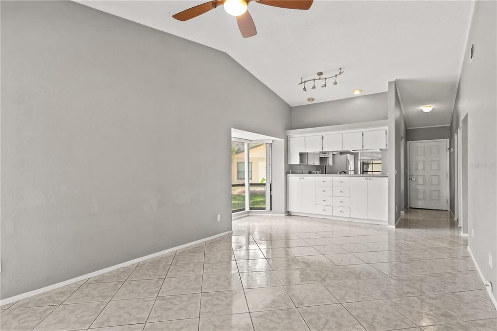 Active With Contract: $194,999 (2 beds, 2 baths, 945 Square Feet)