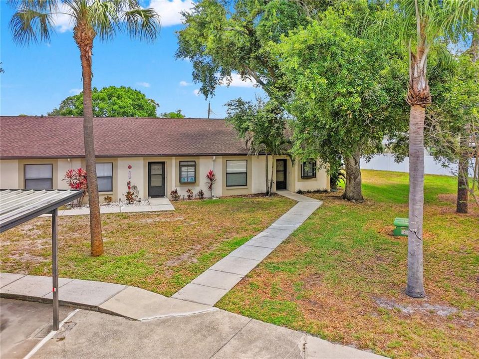 Active With Contract: $194,999 (2 beds, 2 baths, 945 Square Feet)