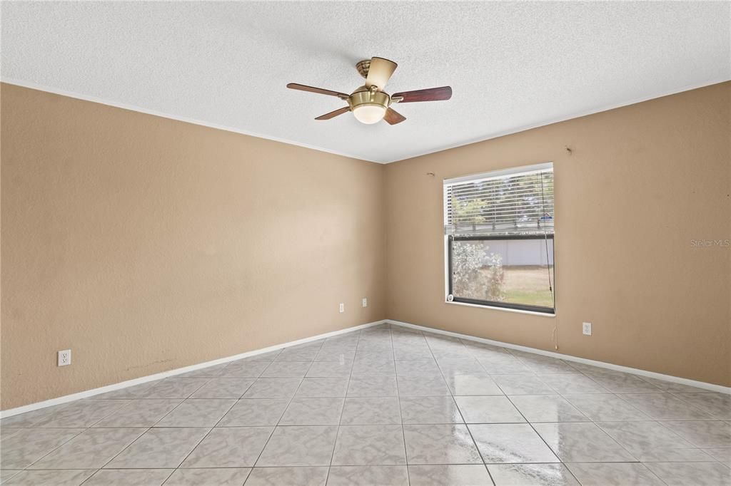 Active With Contract: $194,999 (2 beds, 2 baths, 945 Square Feet)