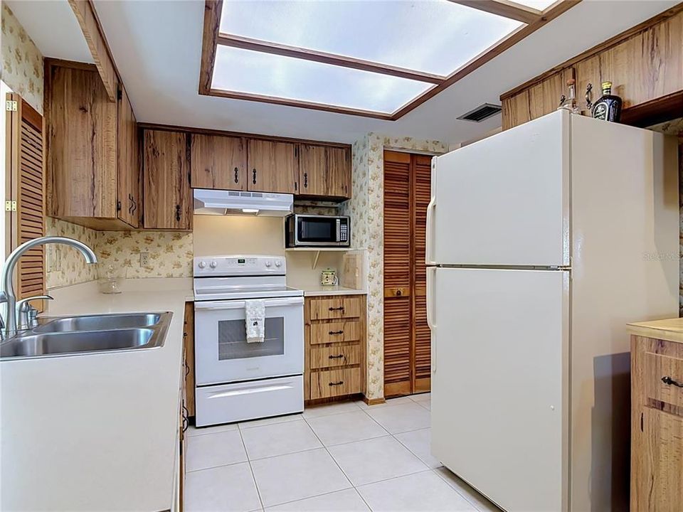 For Sale: $299,000 (2 beds, 2 baths, 1344 Square Feet)