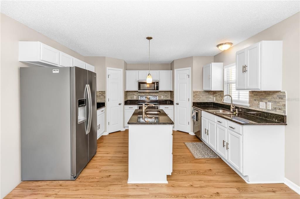 En Venta: $518,000 (4 camas, 2 baños, 2844 Pies cuadrados)