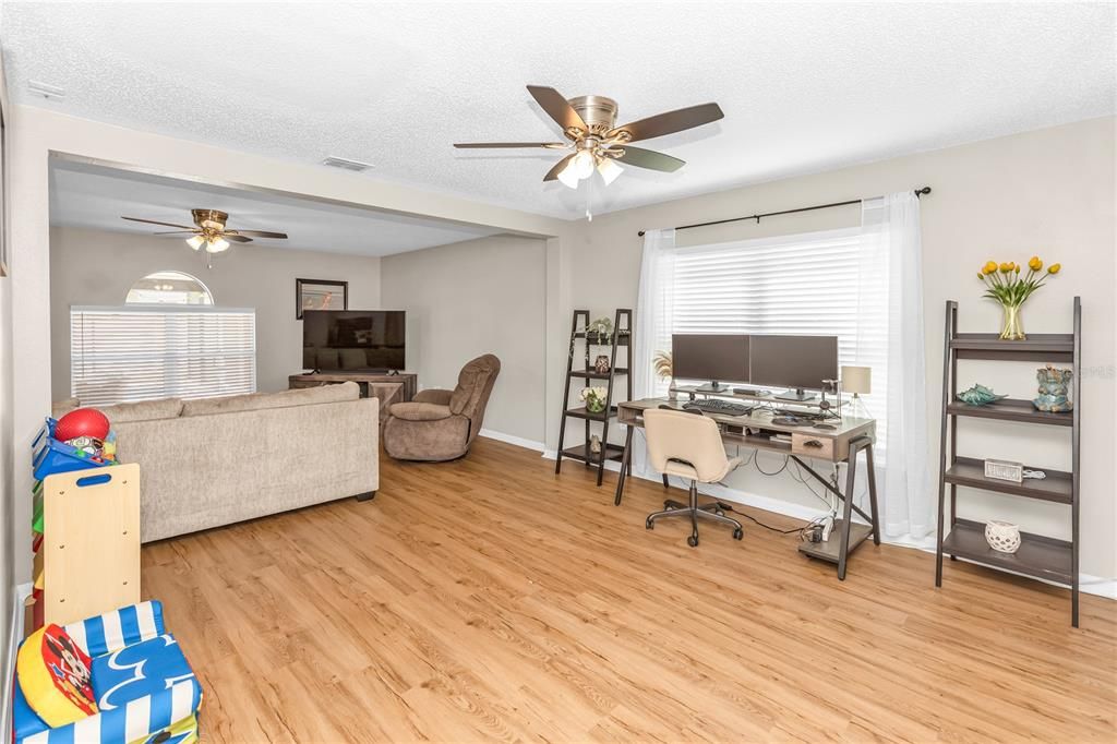 En Venta: $518,000 (4 camas, 2 baños, 2844 Pies cuadrados)