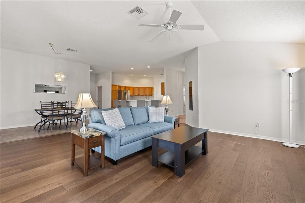 Activo con contrato: $334,900 (3 camas, 2 baños, 1893 Pies cuadrados)