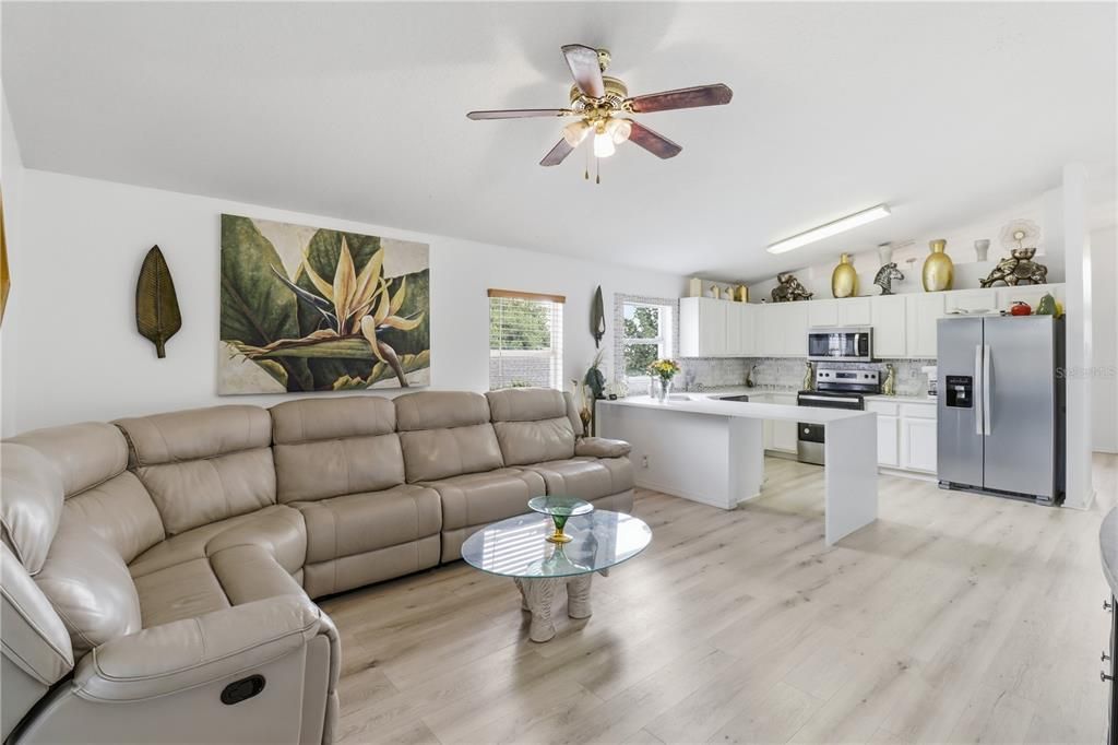 На продажу: $369,900 (3 спален, 2 ванн, 1569 Квадратных фут)