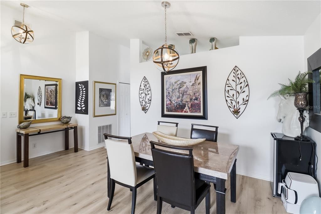 На продажу: $369,900 (3 спален, 2 ванн, 1569 Квадратных фут)