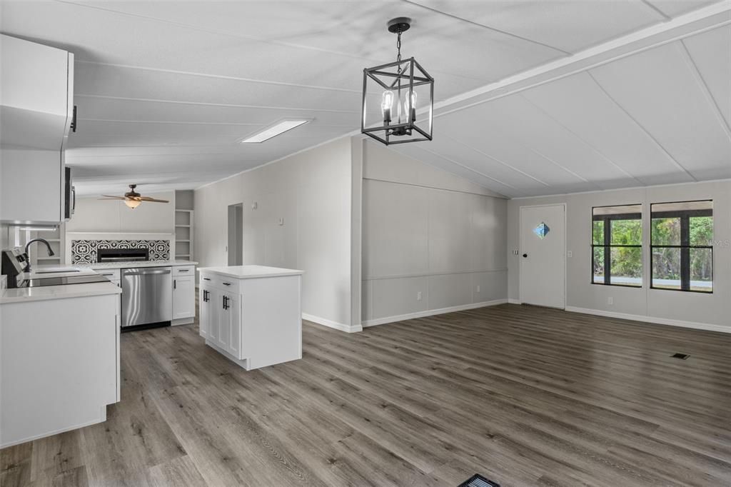 Active With Contract: $179,900 (3 beds, 2 baths, 1352 Square Feet)