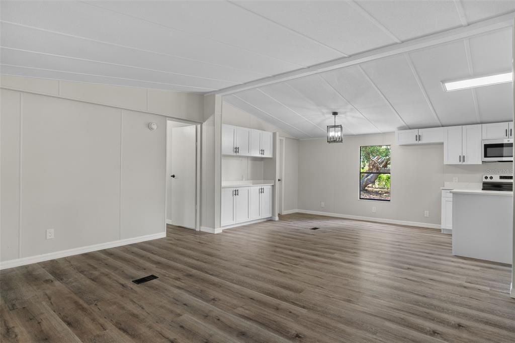 Active With Contract: $179,900 (3 beds, 2 baths, 1352 Square Feet)