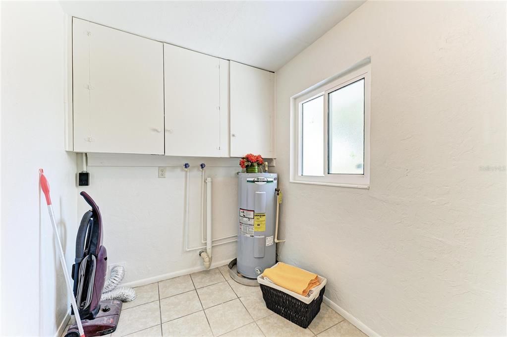 Active With Contract: $289,000 (2 beds, 1 baths, 1325 Square Feet)