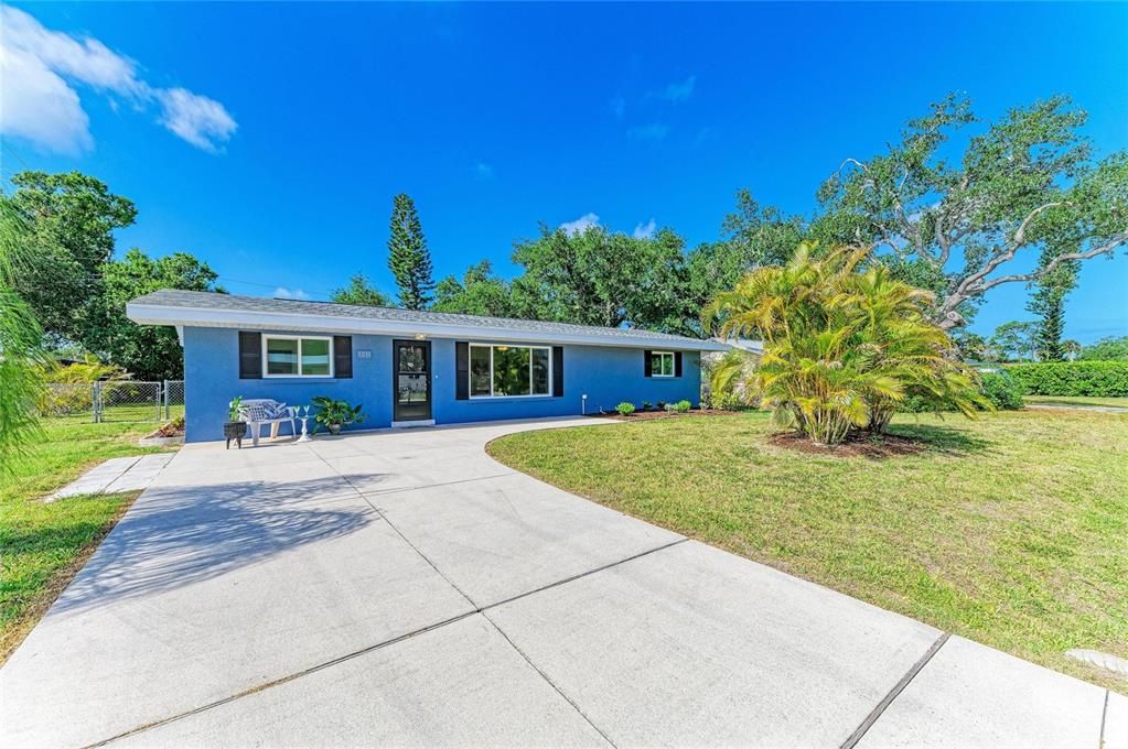 Active With Contract: $289,000 (2 beds, 1 baths, 1325 Square Feet)