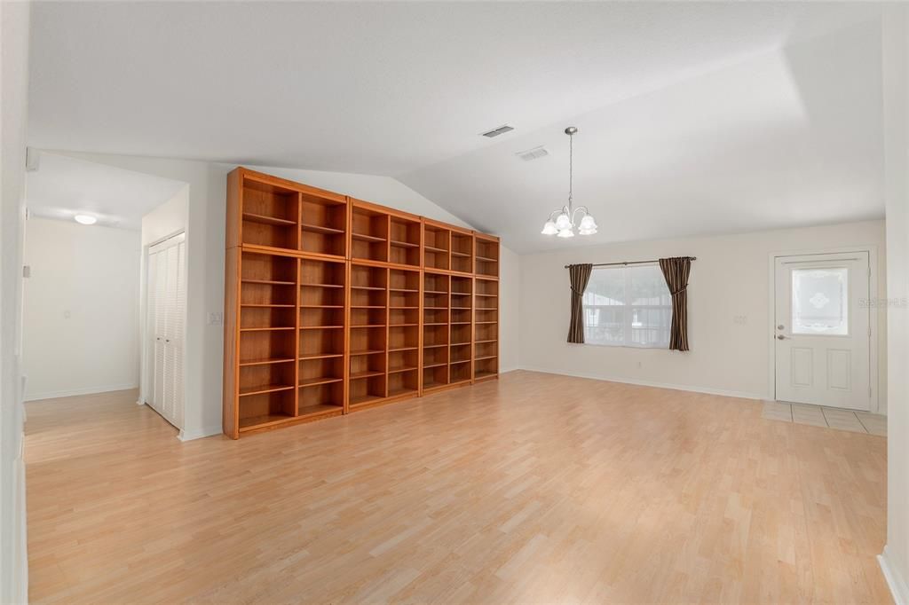 Activo con contrato: $229,900 (2 camas, 2 baños, 1744 Pies cuadrados)