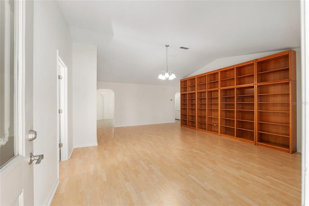 Activo con contrato: $229,900 (2 camas, 2 baños, 1744 Pies cuadrados)
