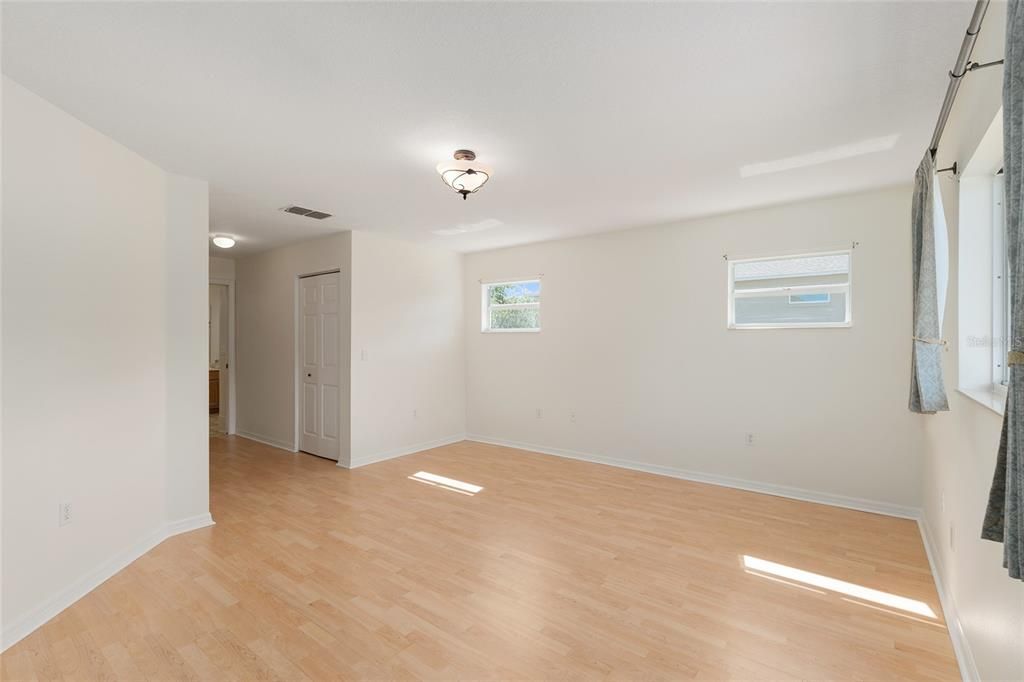Activo con contrato: $229,900 (2 camas, 2 baños, 1744 Pies cuadrados)